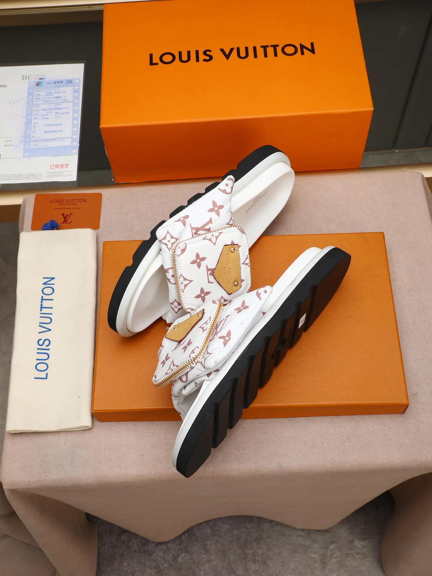 PP400 couple model with drawer box [LOUIS VUITTON] Louis Vuitton, the latest LV official website printed wallet and men's and women's slippers🔥🔥🔥 are now on the market. The drawer box is packed with cloth bags and cards. The upper pattern looks very soft and waxy, and it is a super versatile leg slimming tool. Fabric: Imported denim/down silk cotton embossed, official website pattern printing, lining: water-dyed sheepskin down filling, comfortable to wear, feet: high elastic PU water table. Sole: foam sole, heel height: about 5cm. Size 35-46, 35, 45 and 46 are custom-made and cannot be returned or exchanged. Color: multiple colors available.